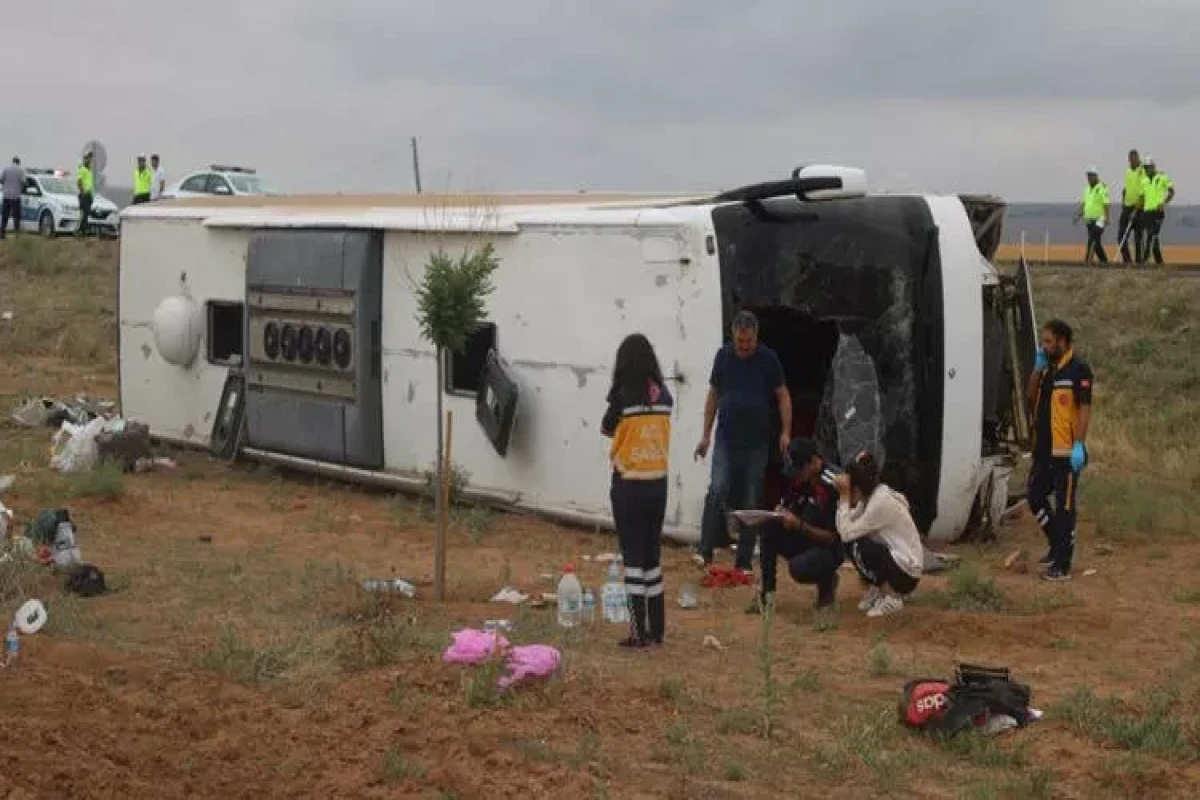 Türkiyədə turist avtobusu qəzaya uğrayıb, 30 nəfər xəsarət alıb - FOTO  - YENİLƏNİB 