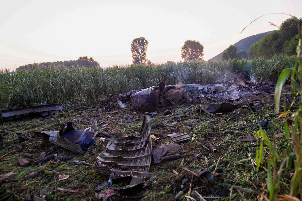 На месте крушения Ан-12 в Греции найдены тела трех человек