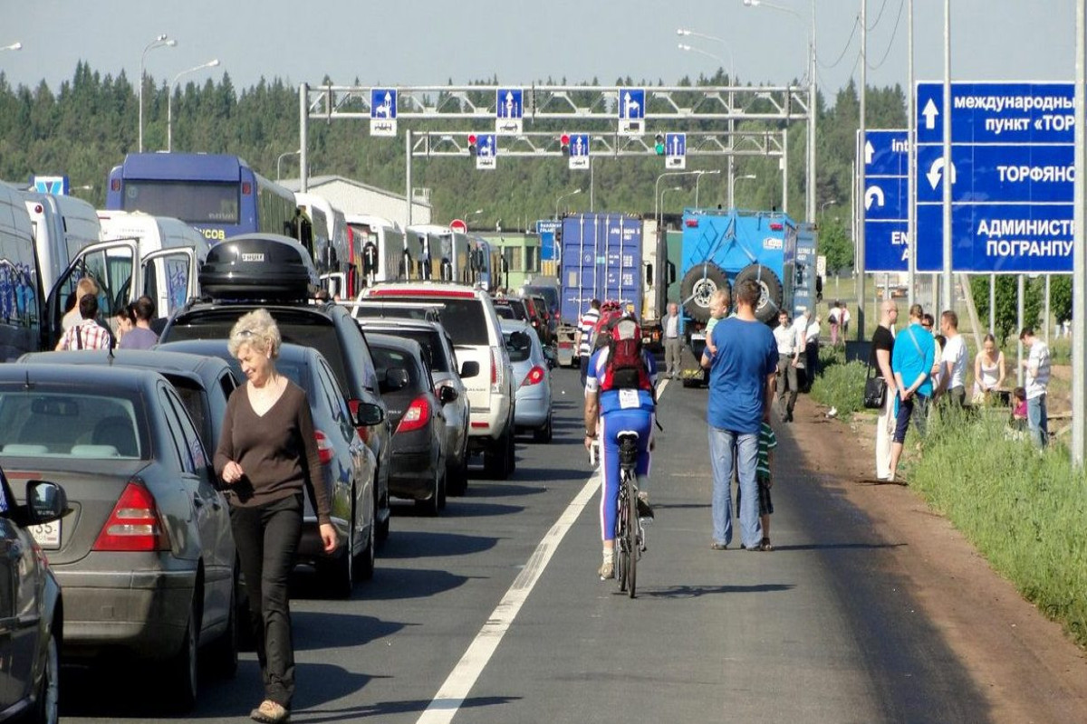 Около 10 тыс. россиян пересекли сухопутную границу с Финляндией после ее открытия