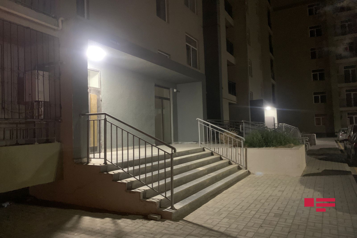 В Баку мать с двумя малолетними дочерьми выбросилась из здания