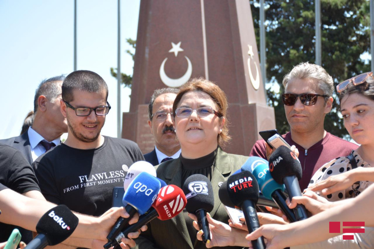 The delegation, led by Derya Yanık, Turkish Minister of Family and Social Services, who is on a visit to Azerbaijan, visited the Alley of Honor and the Alley of Martyrs