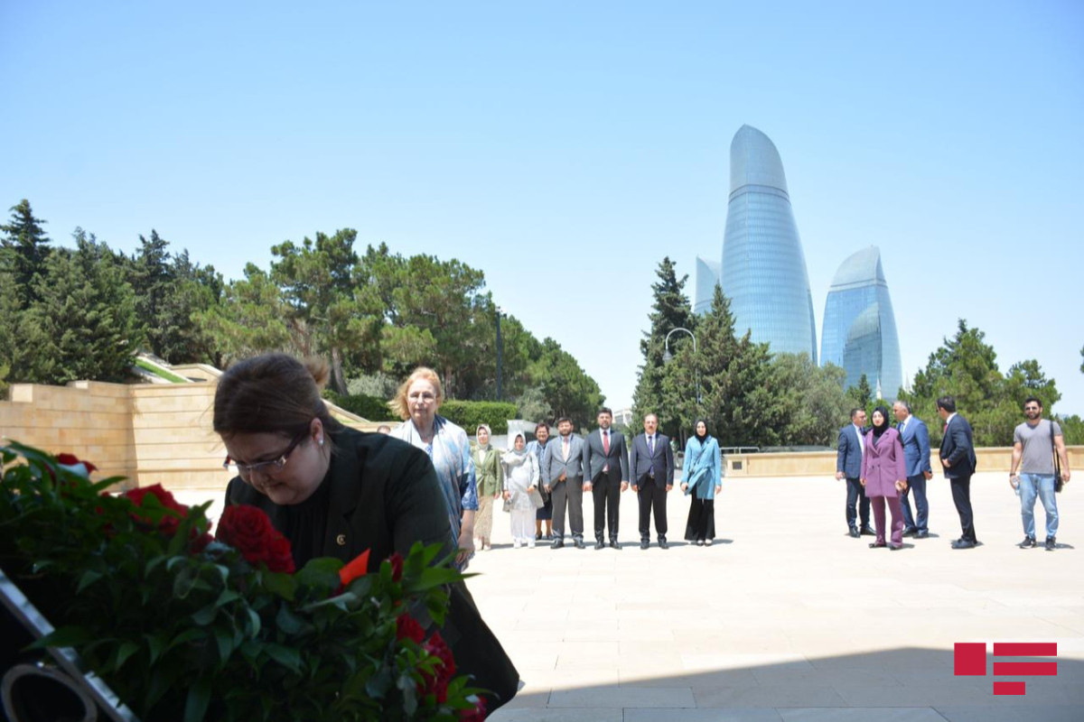 The delegation, led by Derya Yanık, Turkish Minister of Family and Social Services, who is on a visit to Azerbaijan, visited the Alley of Honor and the Alley of Martyrs