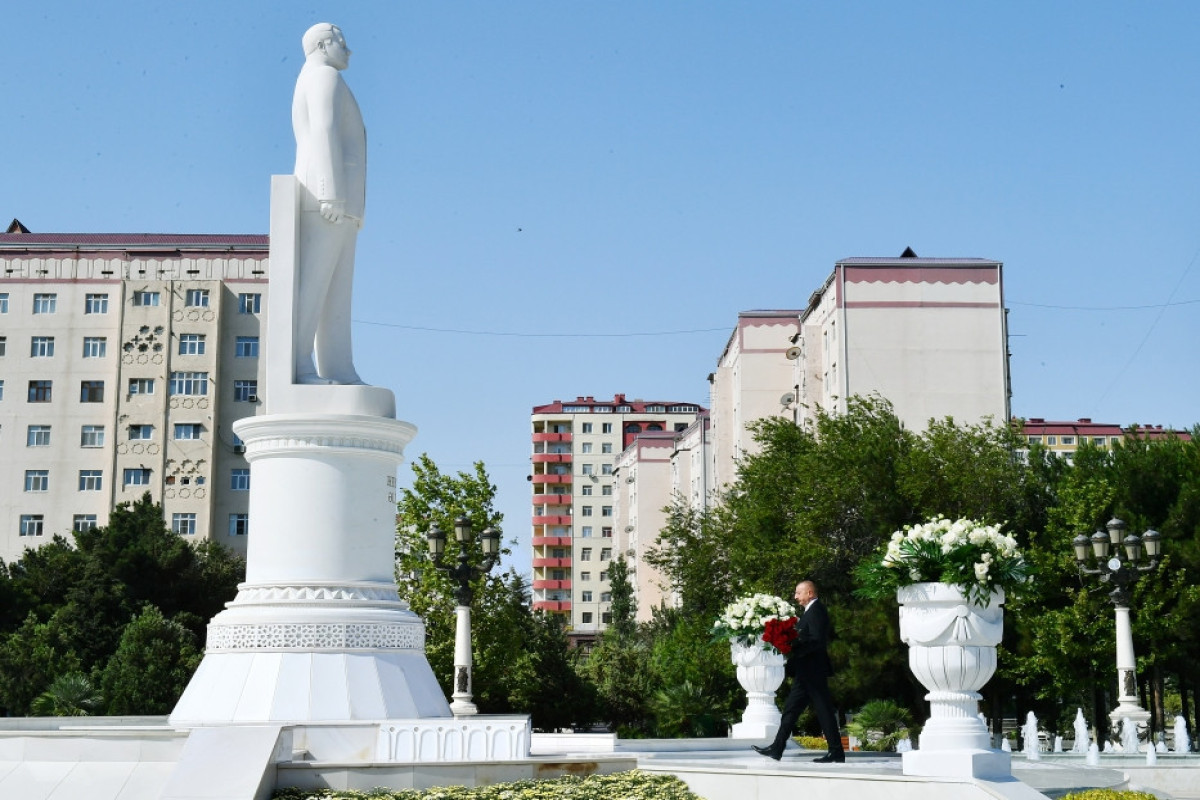 Президент Ильхам Алиев посетил памятник Гейдару Алиеву в Сумгайыте
