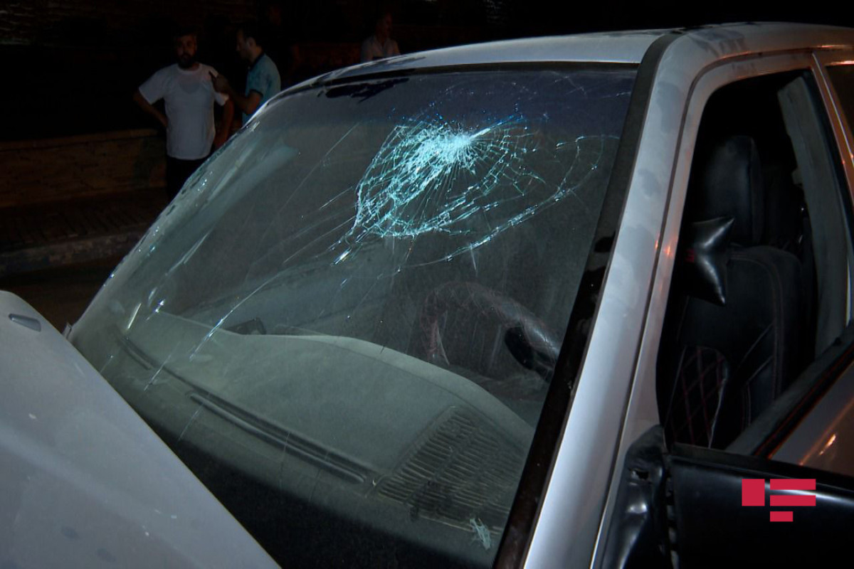 В Баку три пешехода едва не погибли под колесами автомобилей 