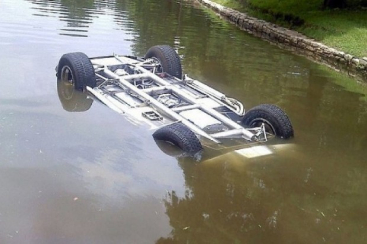 В Астаре автомобиль опрокинулся в реку, водитель утонул