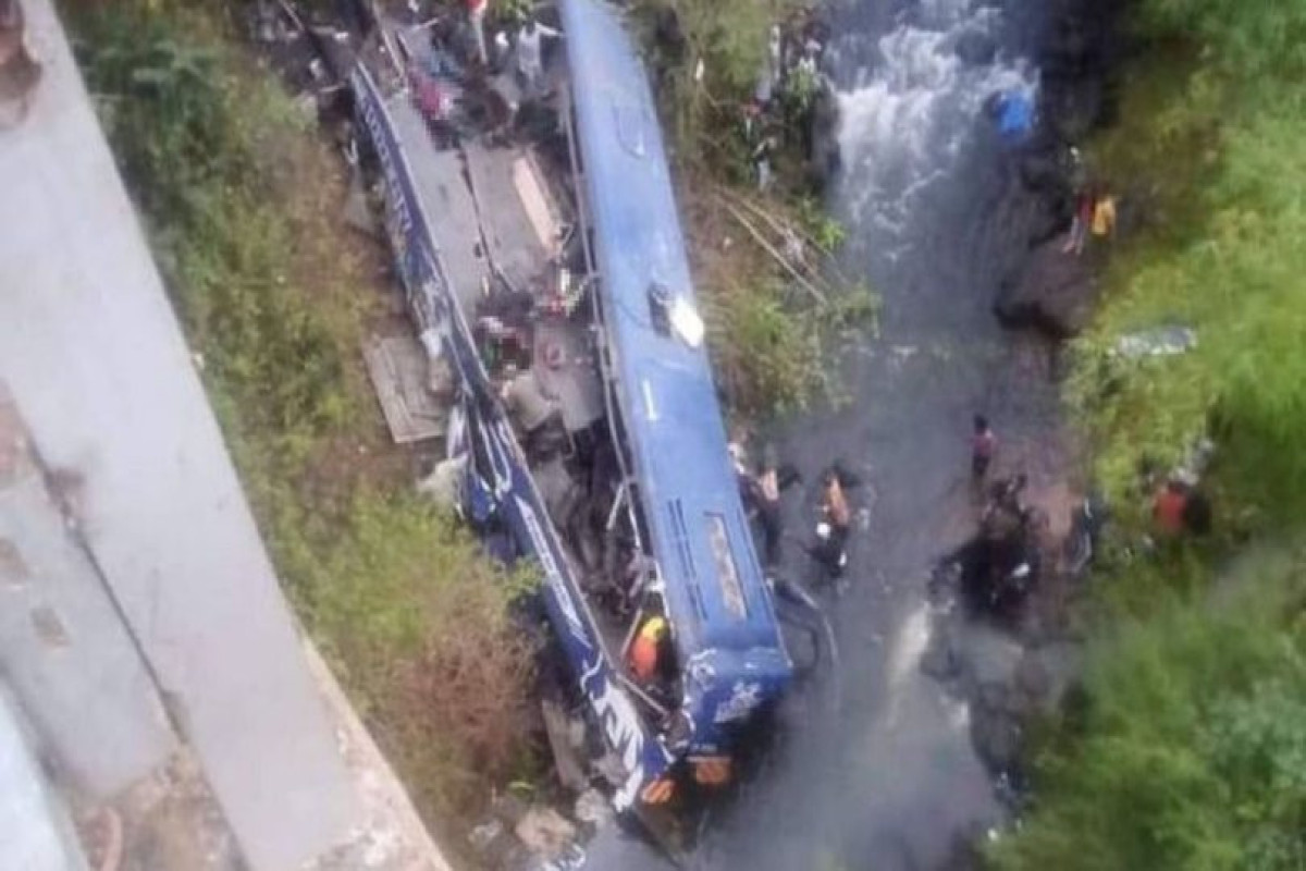 Keniyada idarəetmədən çıxan avtobusun aşması nəticəsində 24 nəfər ölüb - FOTO 