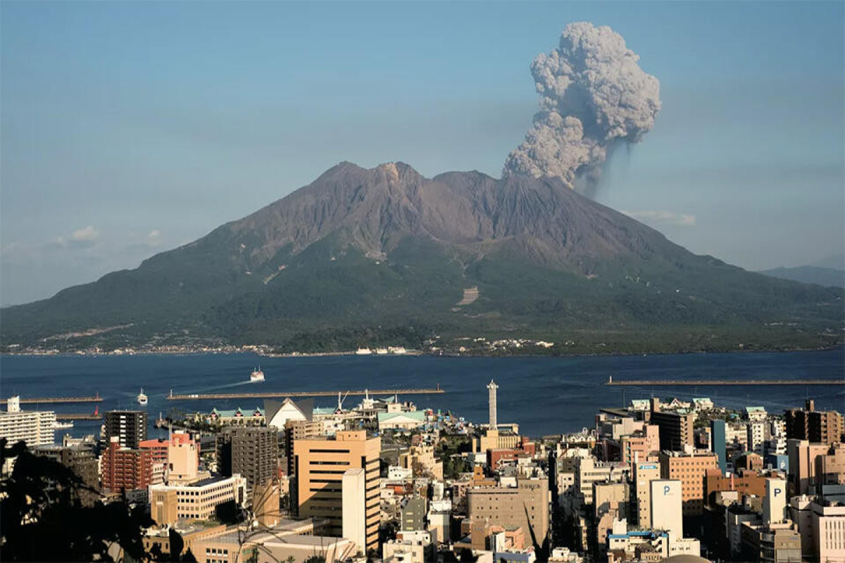 Десятки человек эвакуированы из района извержения вулкана в Японии