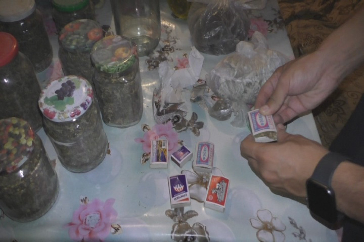 Narkotiki bankalara yığıb, evinin zirzəmisində saxlayan Ağdaş sakini saxlanılıb - FOTO  - VİDEO 