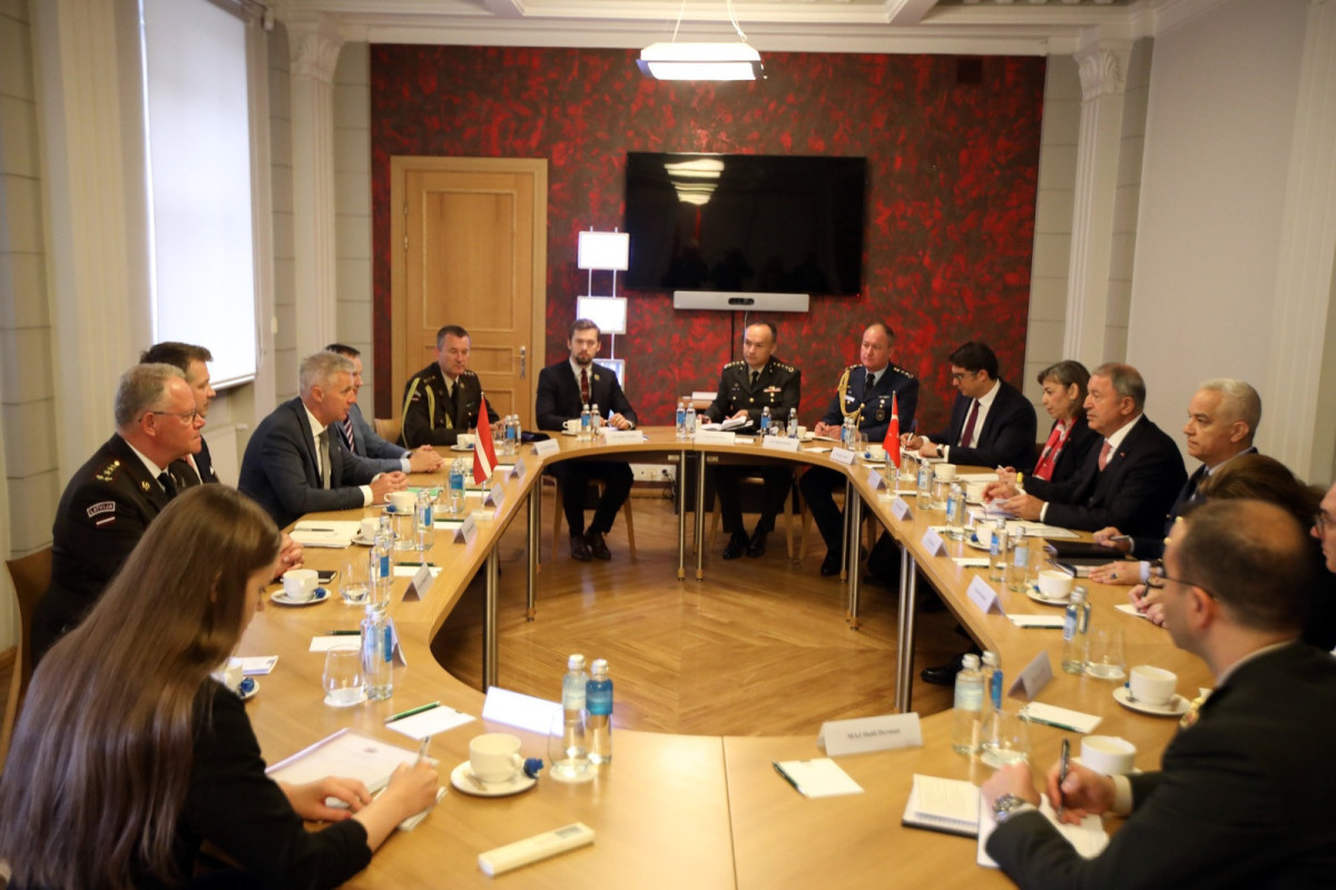 Хулуси Акар и министр обороны Латвии обсудили ситуацию в Украине