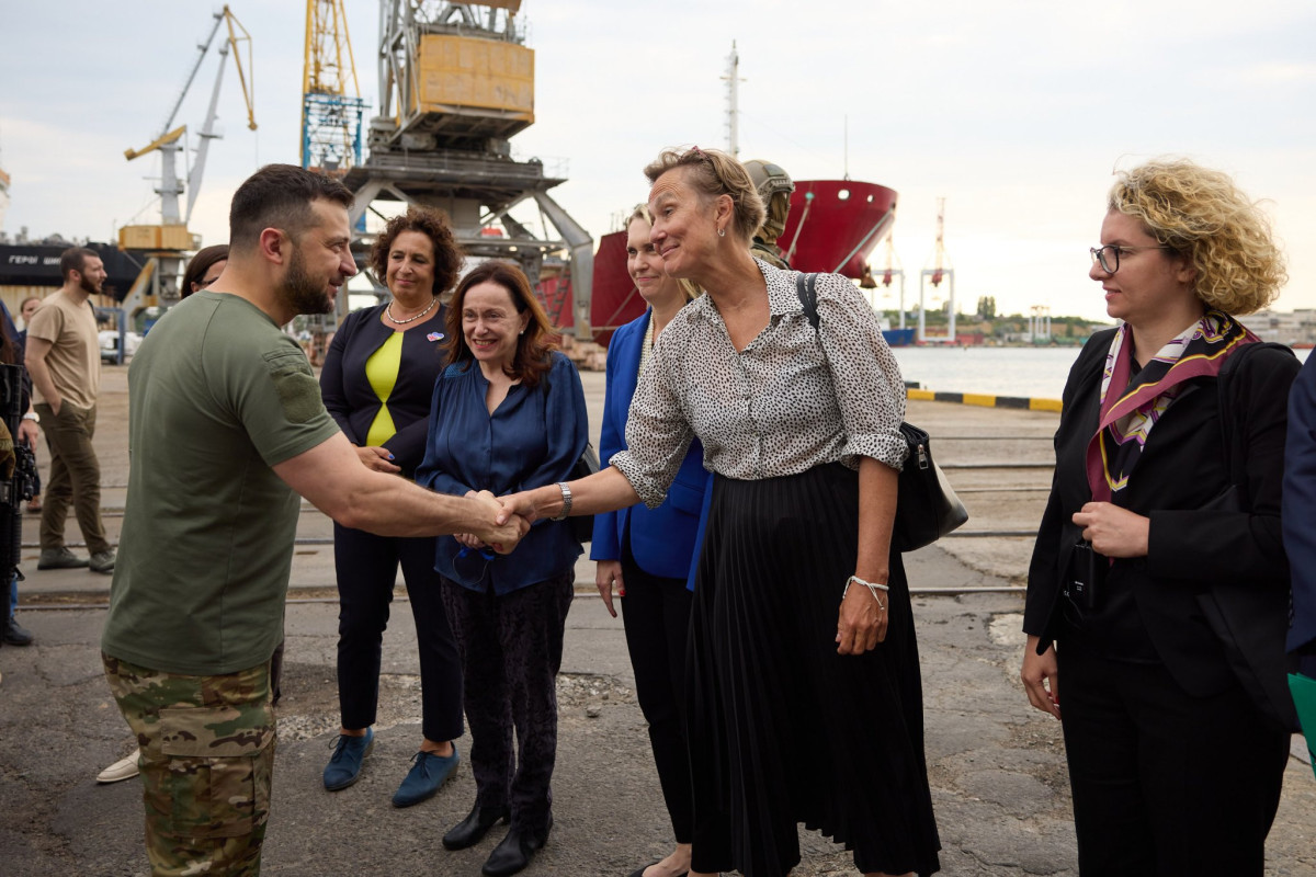 Zelensky visits Odesa port to control grain shipment