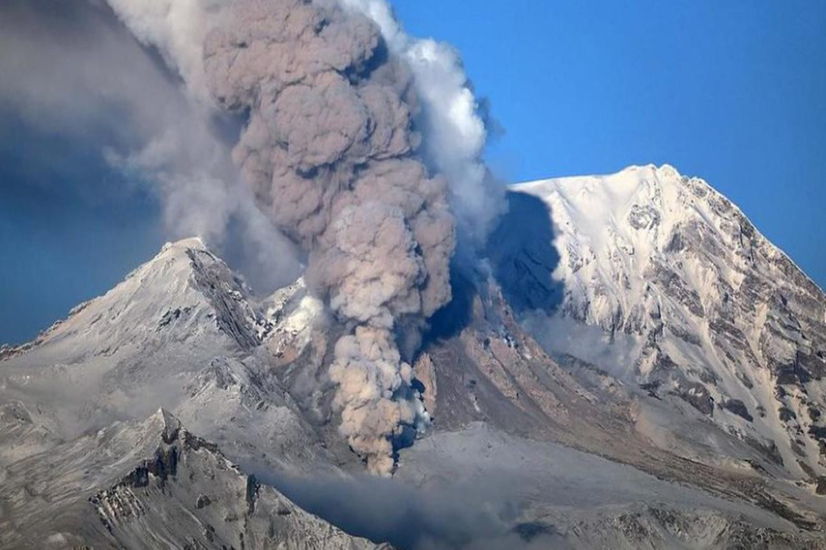 Вулкан Карымский на Камчатке выбросил столб пепла на высоту 4 км