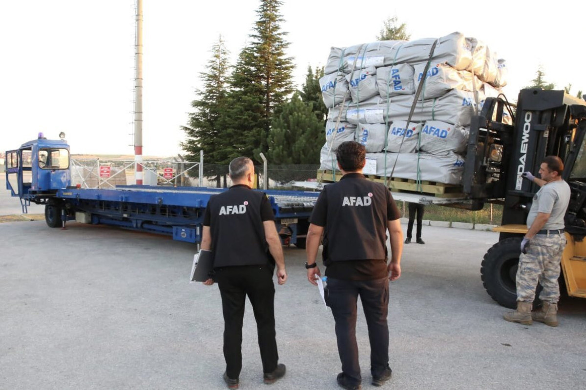 Turkiye  sends humanitarian aid to Iran-PHOTO 