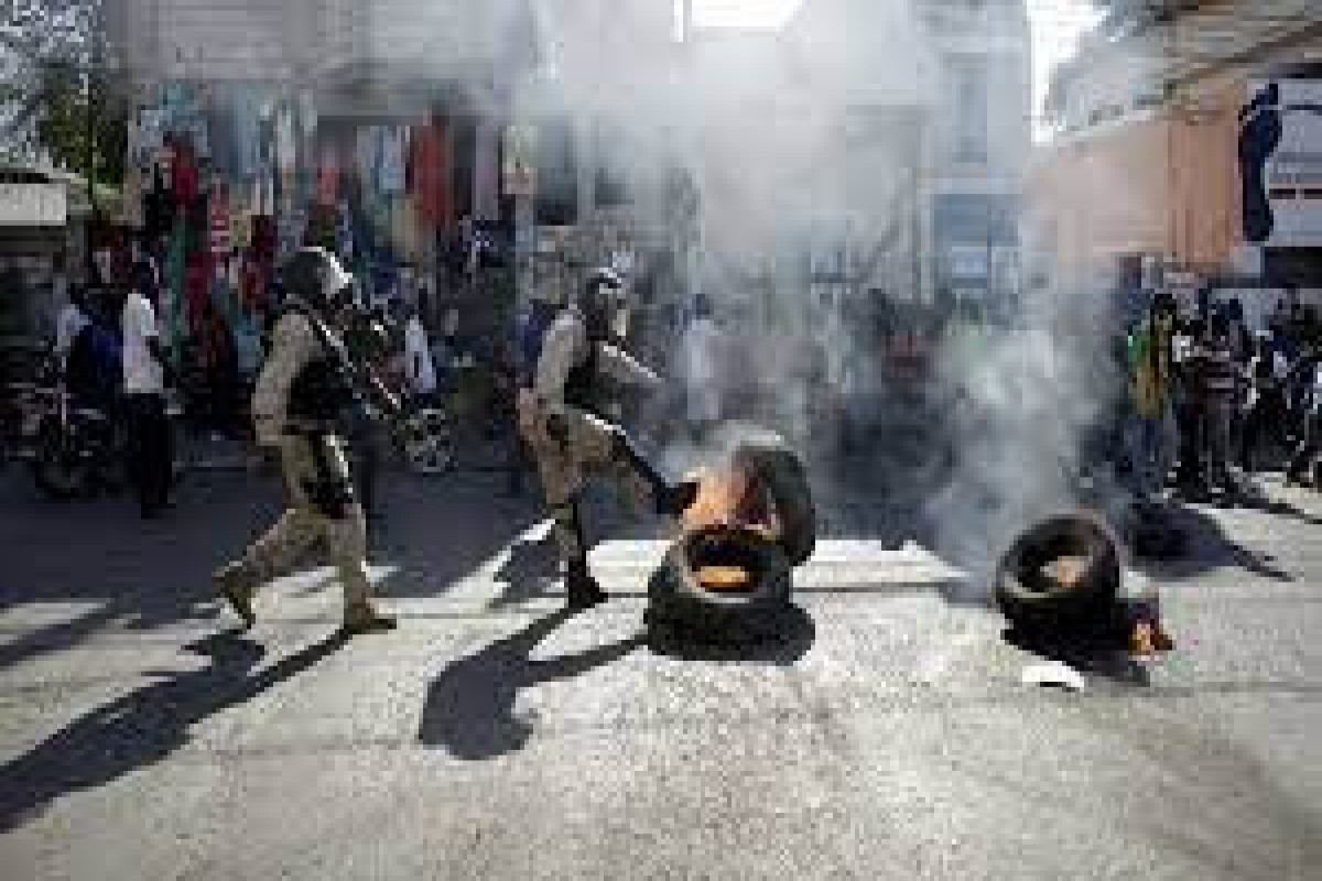 СМИ: в Гаити вооруженные банды устроили перестрелку возле резиденции главы государства