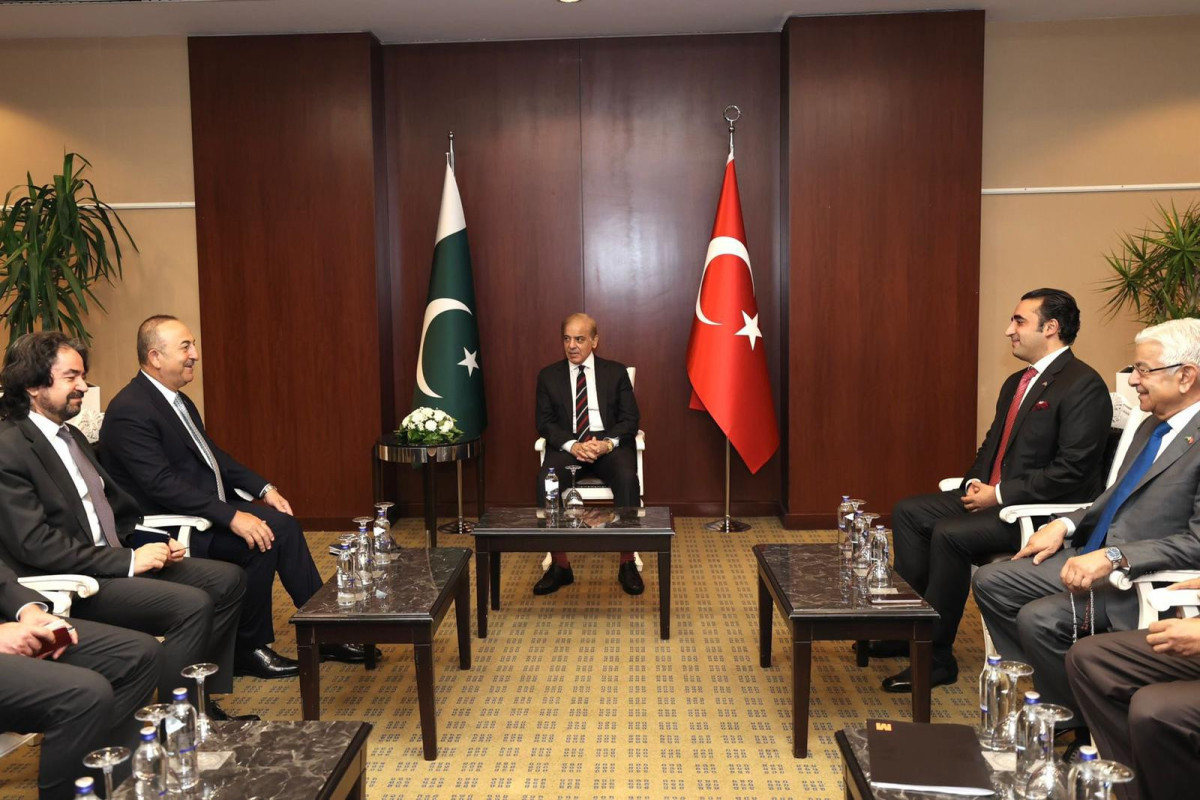 Премьер Пакистана находится с визитом в Турции