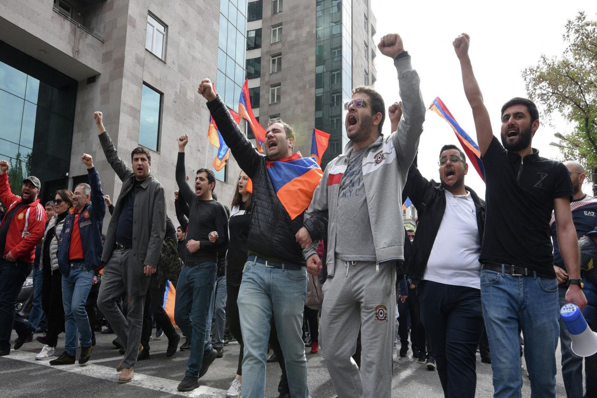 Armenian opposition blocks government building