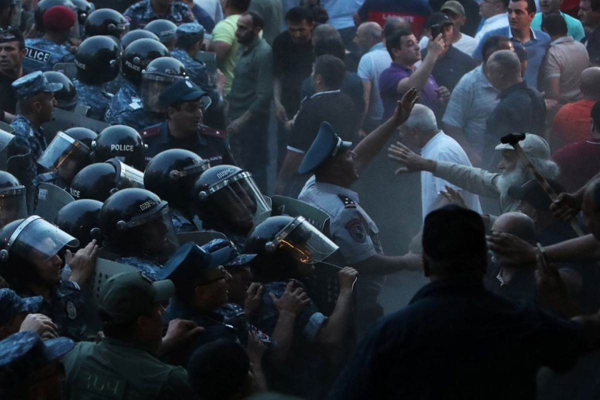 Armenia police clash with protesters in Yerevan, 50 people hospitalised-PHOTO 