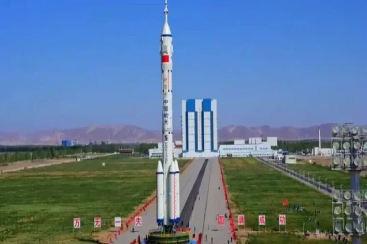 Китай осуществил запуск пилотируемого корабля "Шэньчжоу-14" с тремя космонавтами