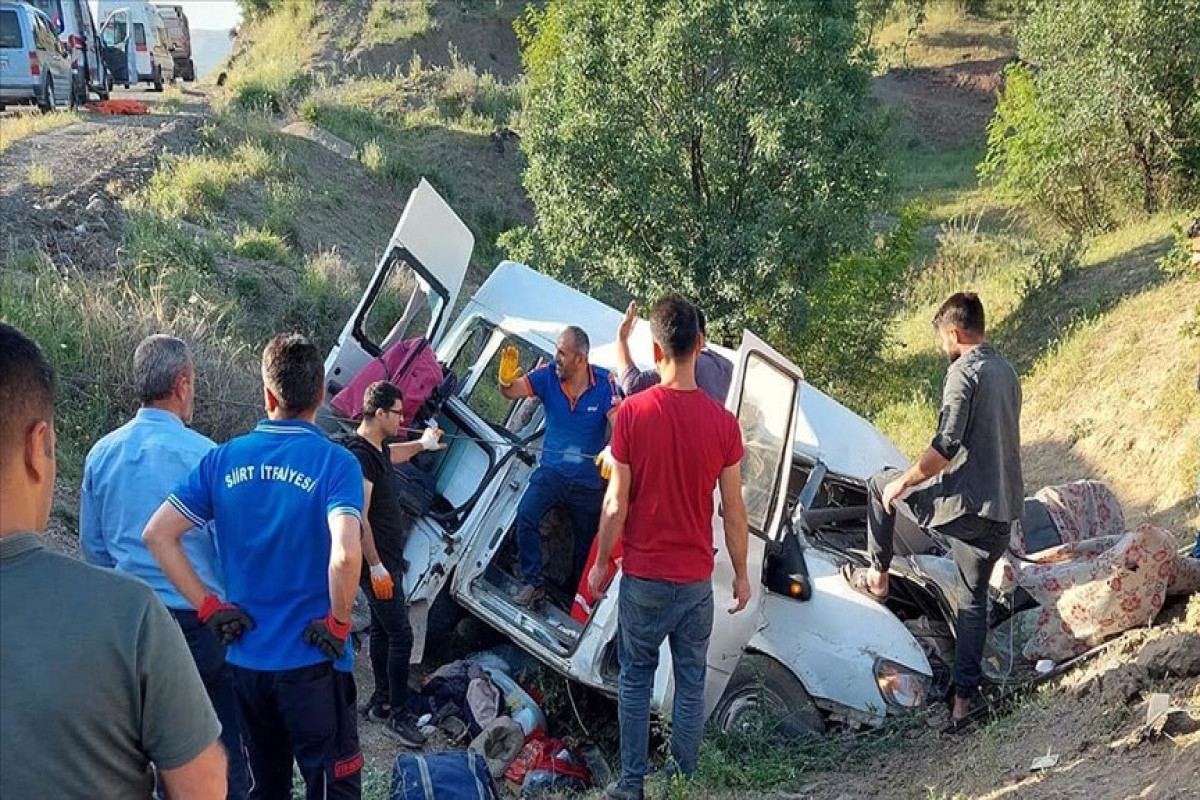 В Турции перевернулся микроавтобус