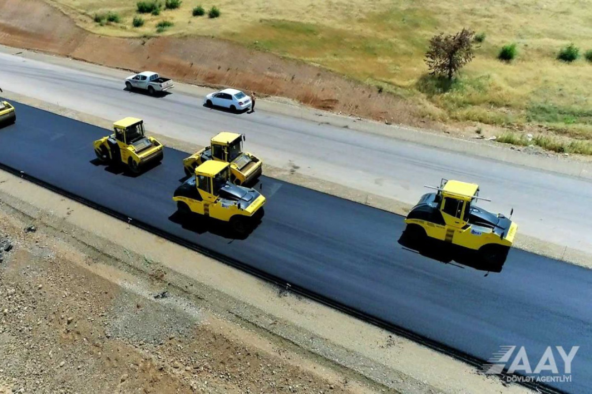 Завершается нанесение асфальта на 14-километровом участке дороги Шукюрбейли-Джабраил-Гадрут
