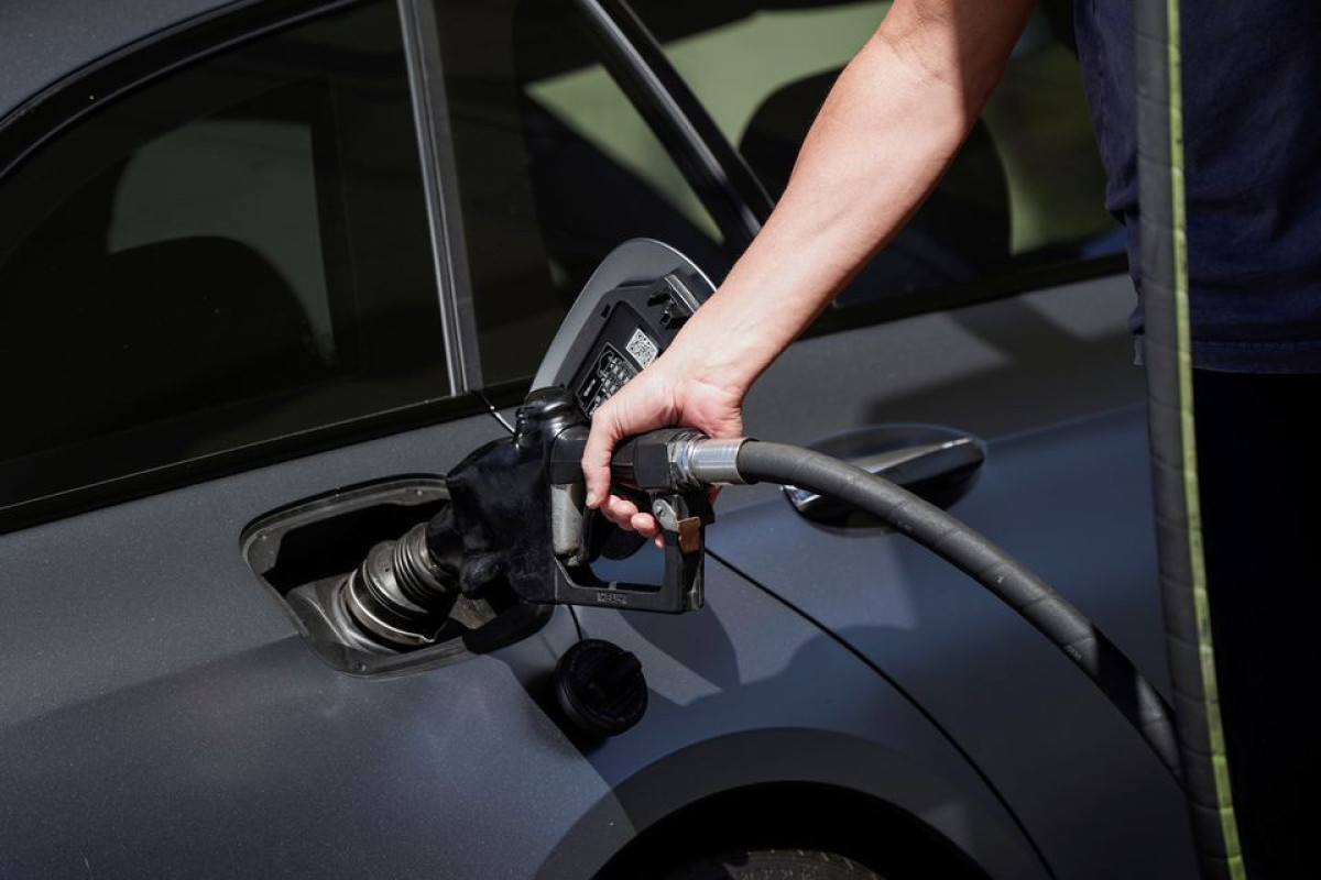 U.S. gasoline average price tops $5 per gallon in historic first
