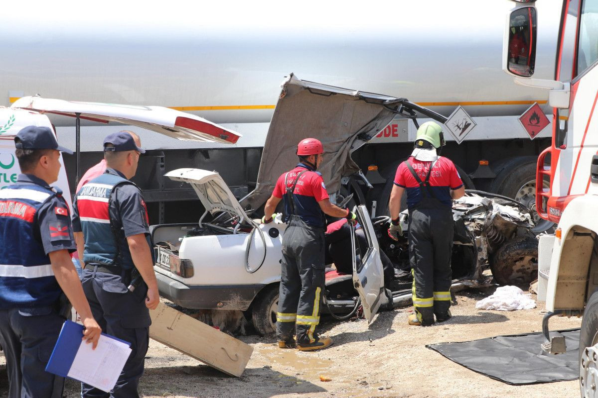 В Турции бензовоз столкнулся с легковым автомобилем, погибли три человека