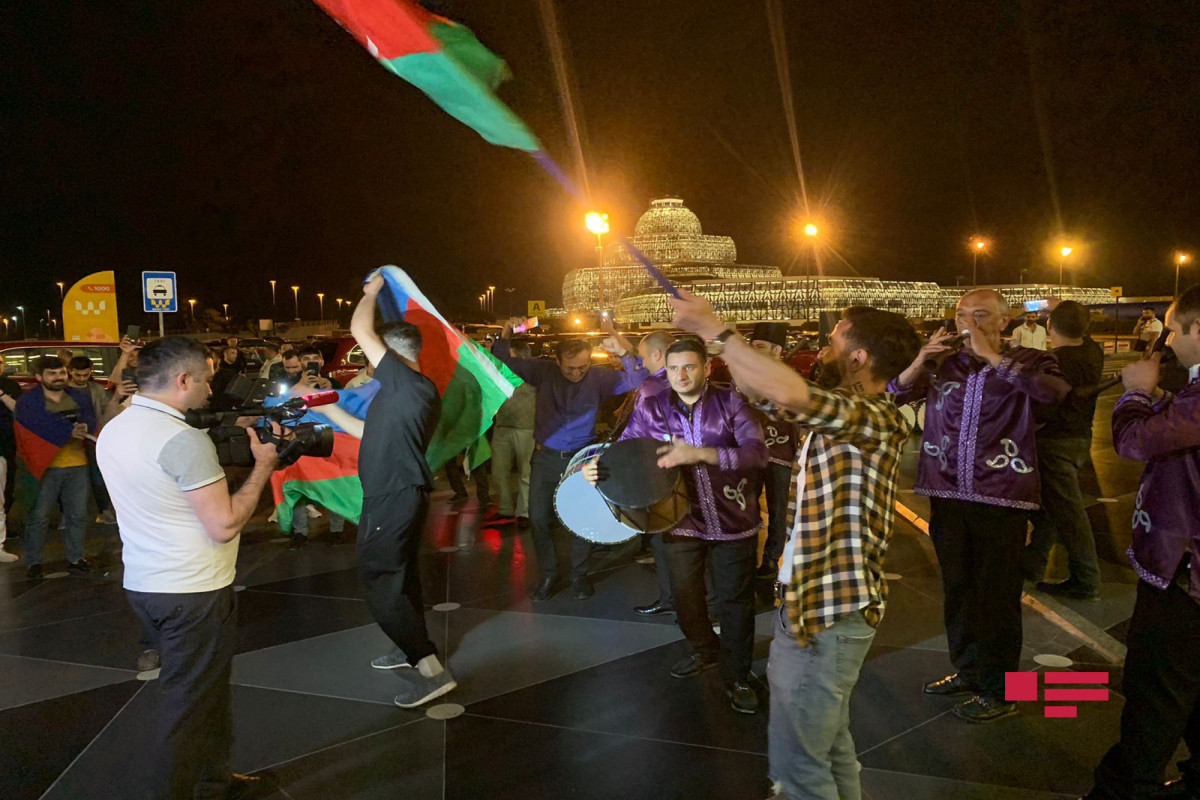 Ставшая чемпионом Европы сборная Азербайджана по мини-футболу вернулась на родину-ФОТО 