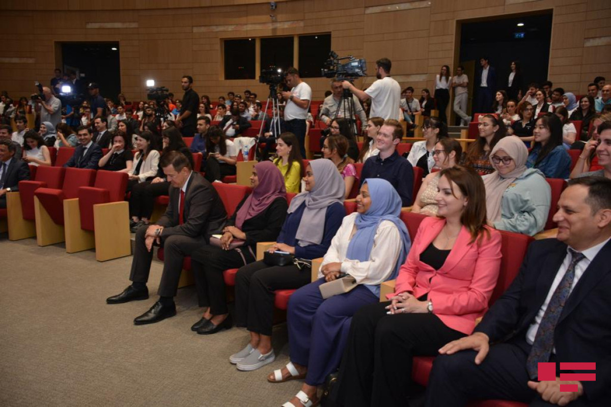 Президент Генассамблеи ООН встретился в Баку с членами молодежной сети ДН