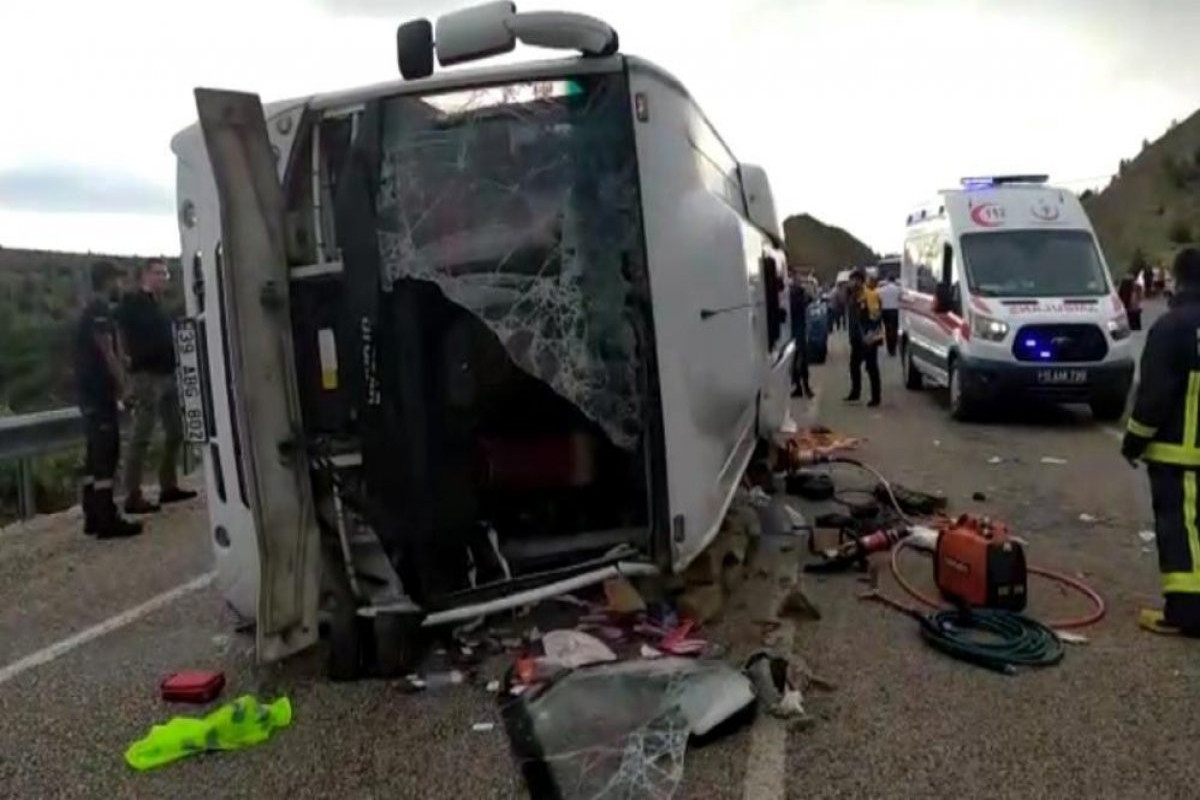Antalyada turistləri daşıyan avtobus aşıb: 1 nəfər ölüb, 22 nəfər yaralanıb  - FOTO 