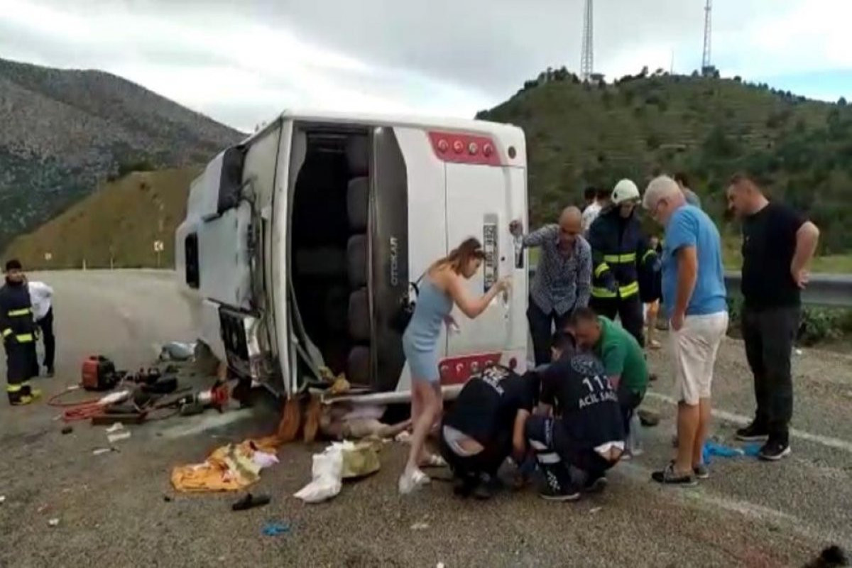 Antalyada turistləri daşıyan avtobus aşıb: 1 nəfər ölüb, 22 nəfər yaralanıb  - FOTO 