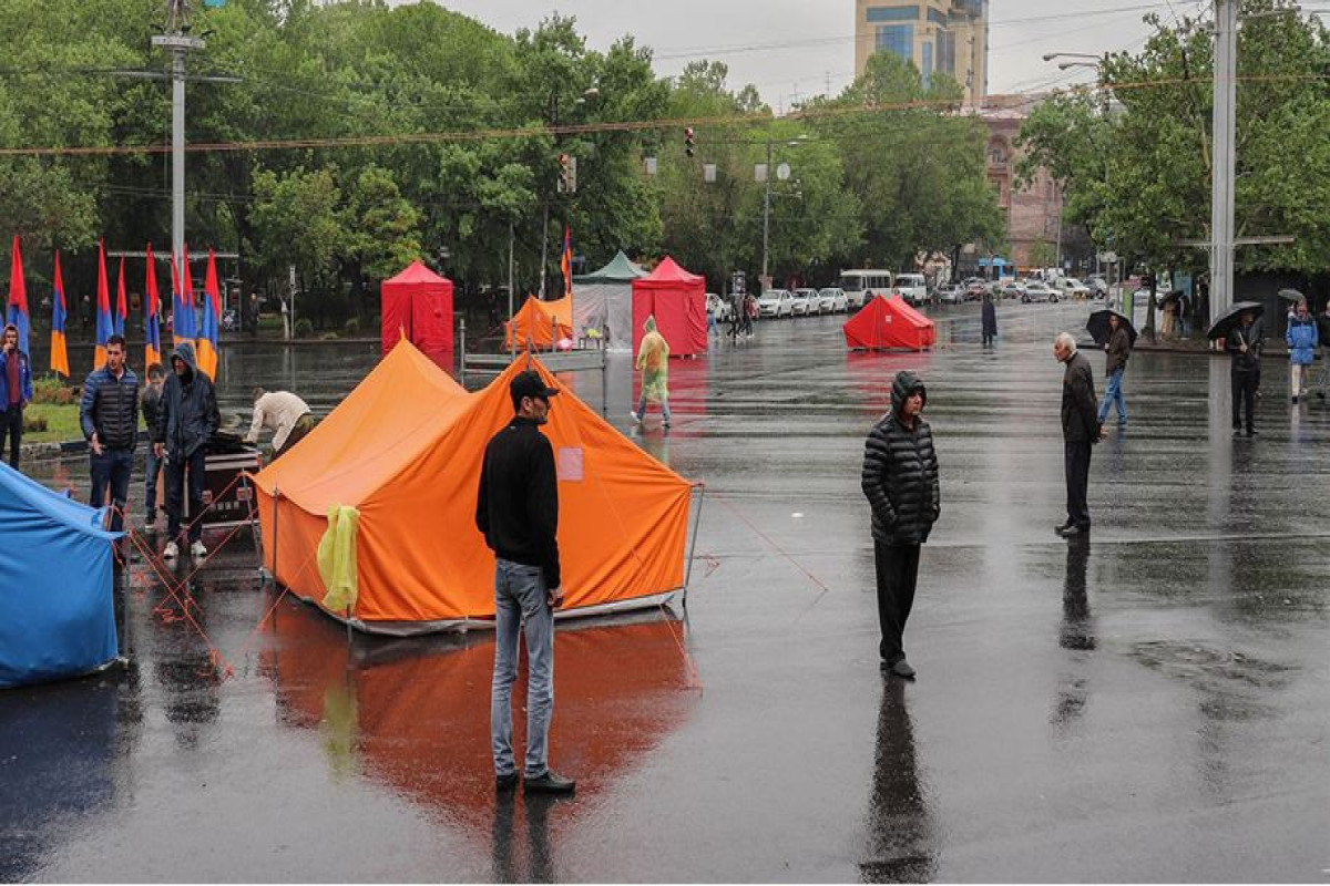 Ermənistan müxalifəti sabahdan Fransa meydanını boşaldır