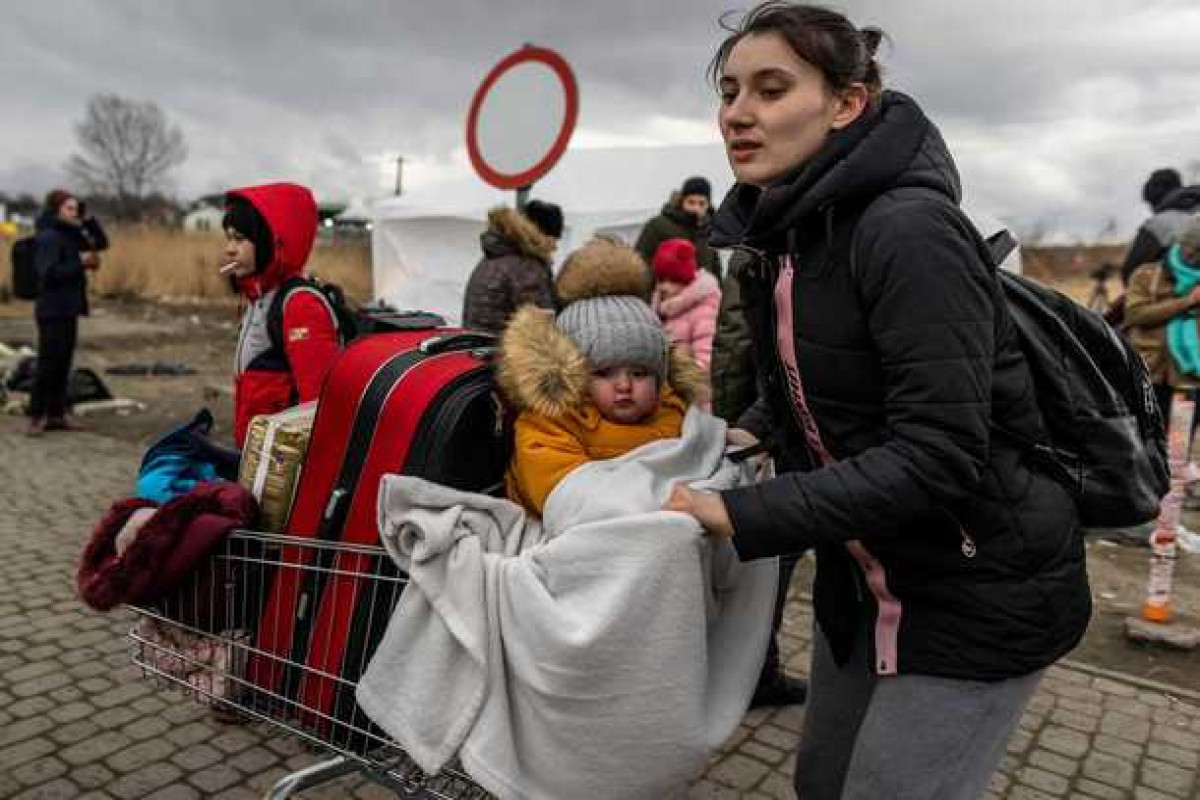 KİV: Praqada Ukraynadan olan qaçqınlara yardım mərkəzi bağlanacaq