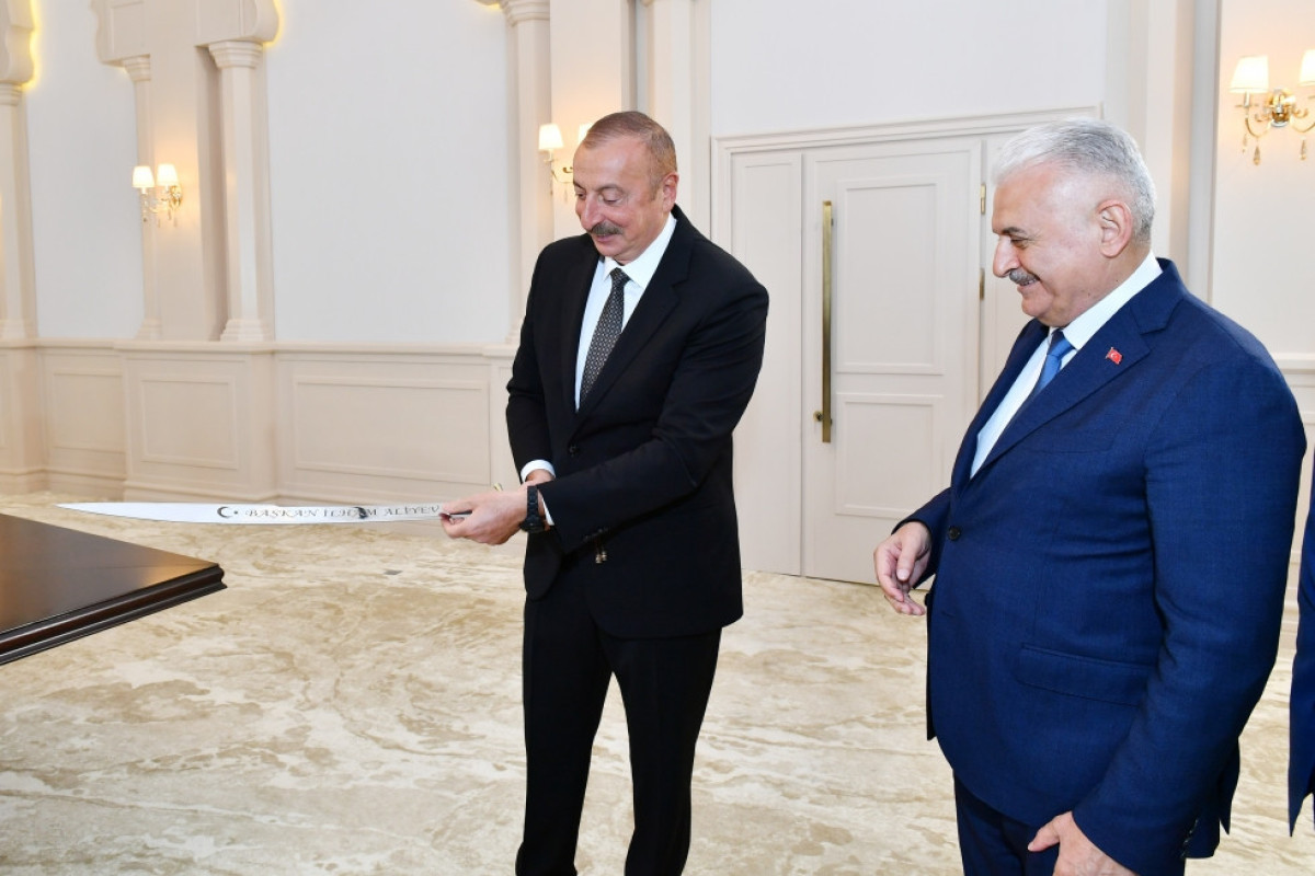 Binali Yildirim presents sword to President Ilham Aliyev the same as Fateh Sultan Mehmed's sword-PHOTO 