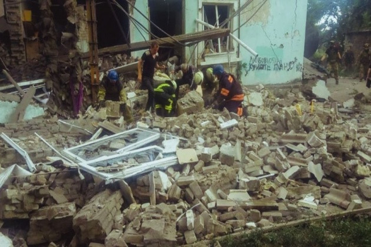 Ukraynada insanların sığındığı binaya zərbə endirilib, dörd nəfər həlak olub - FOTO 