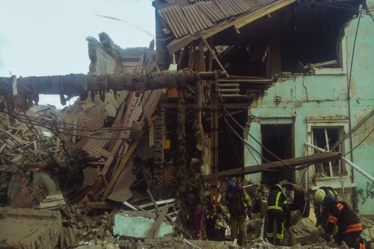 Ukraynada insanların sığındığı binaya zərbə endirilib, dörd nəfər həlak olub - FOTO 
