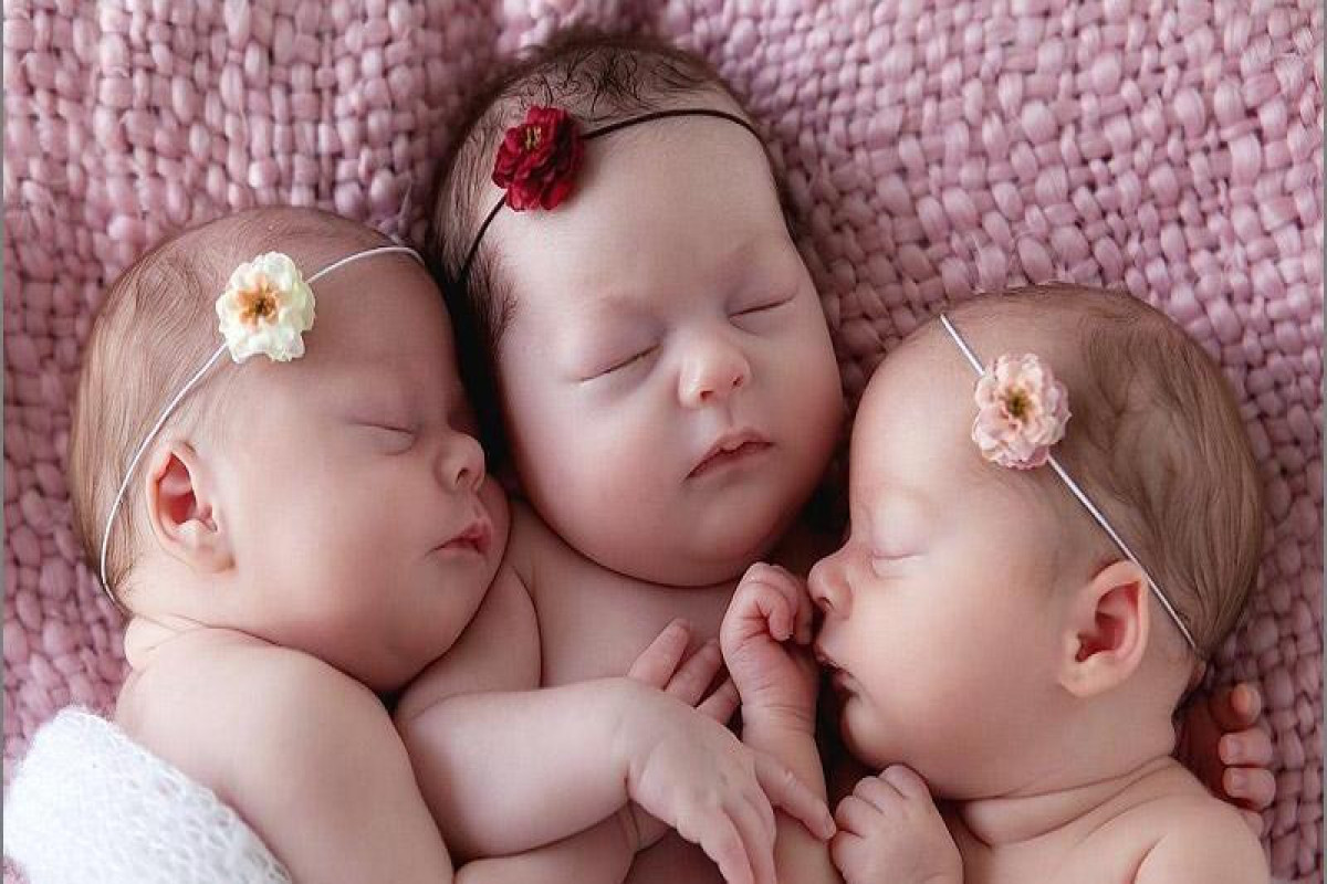 В январе-апреле родились 1144 близнецов и 60 тройняшек