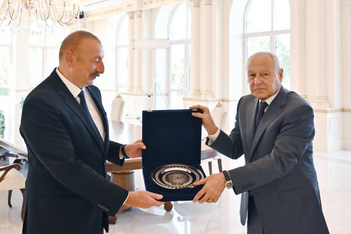 Президент Ильхам Алиев принял генсека Лиги арабских государств