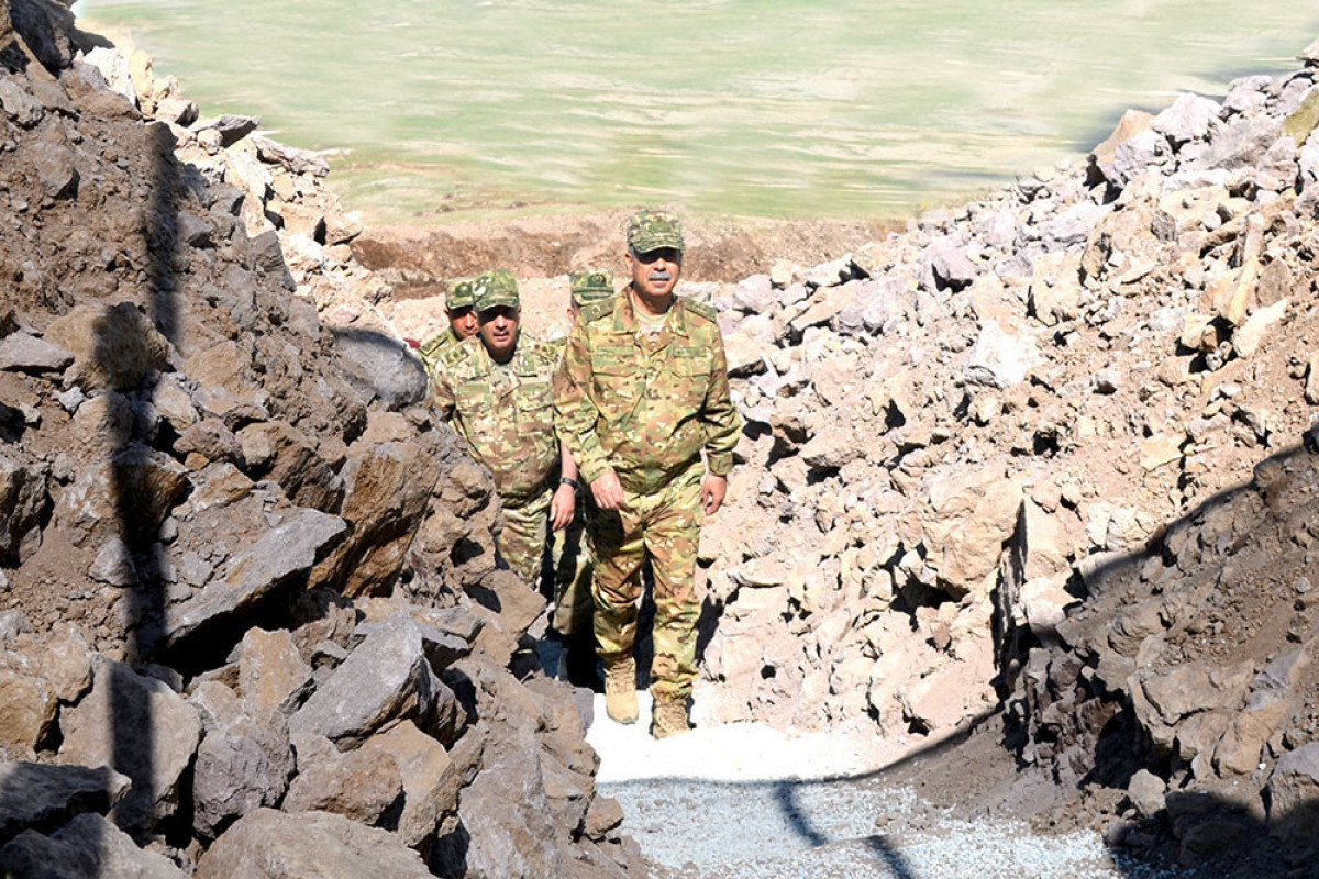 Министр обороны побывал на боевых позициях, дислоцированных на государственной границе