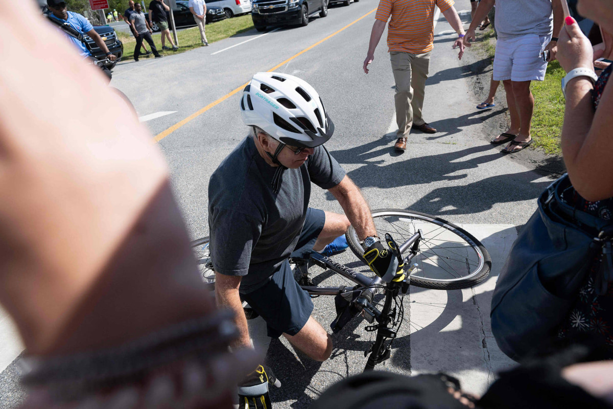 Joe Biden falls off bike as he rides near Delaware beach home-VIDEO 