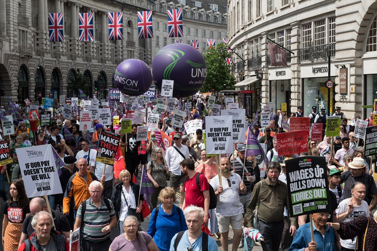 Crowds in London protest soaring costs-PHOTO 