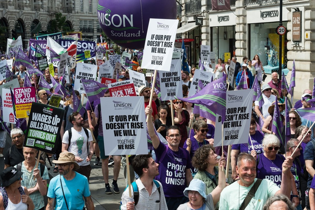 Crowds in London protest soaring costs-PHOTO 