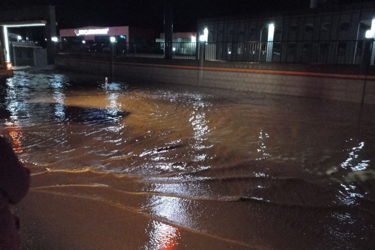 Türkiyədə sel magistral yolda 15 kilometrlik tıxaca səbəb olub - FOTO 