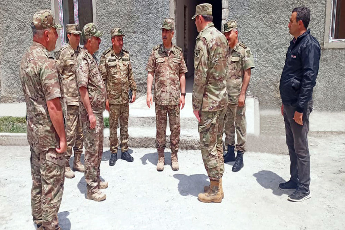 Министр обороны осмотрел строящиеся военные объекты в Кяльбаджаре и Лачине