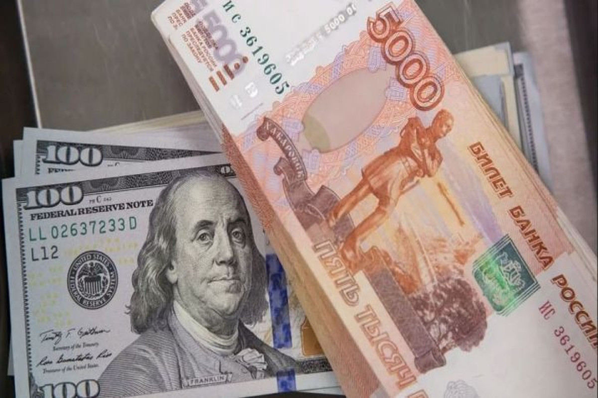 Dollar 2015-ci ilin iyunundan bəri ilk dəfə 55 rubldan aşağı düşüb