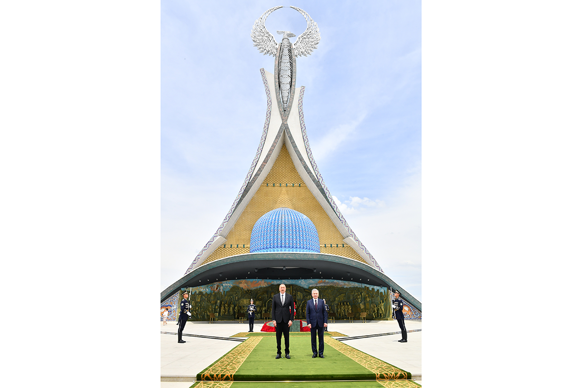 Azerbaijani President visits Independence monument in Tashkent
