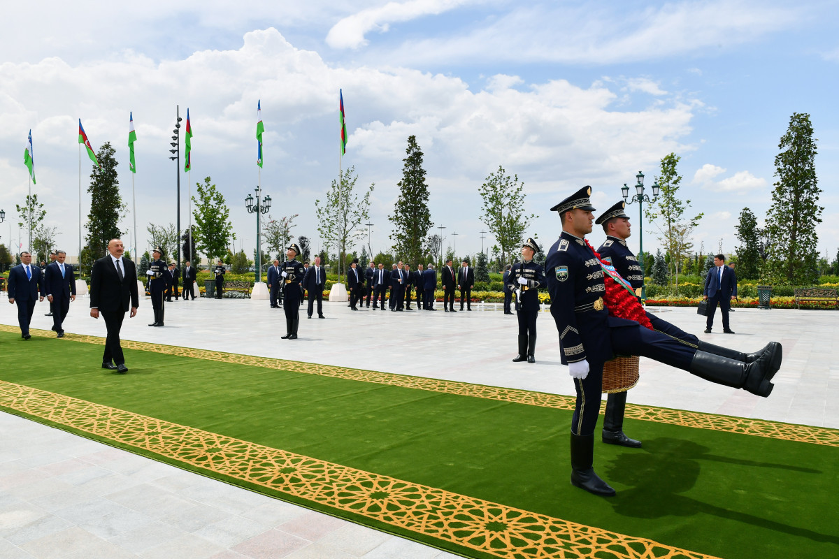 Azerbaijani President visits Independence monument in Tashkent