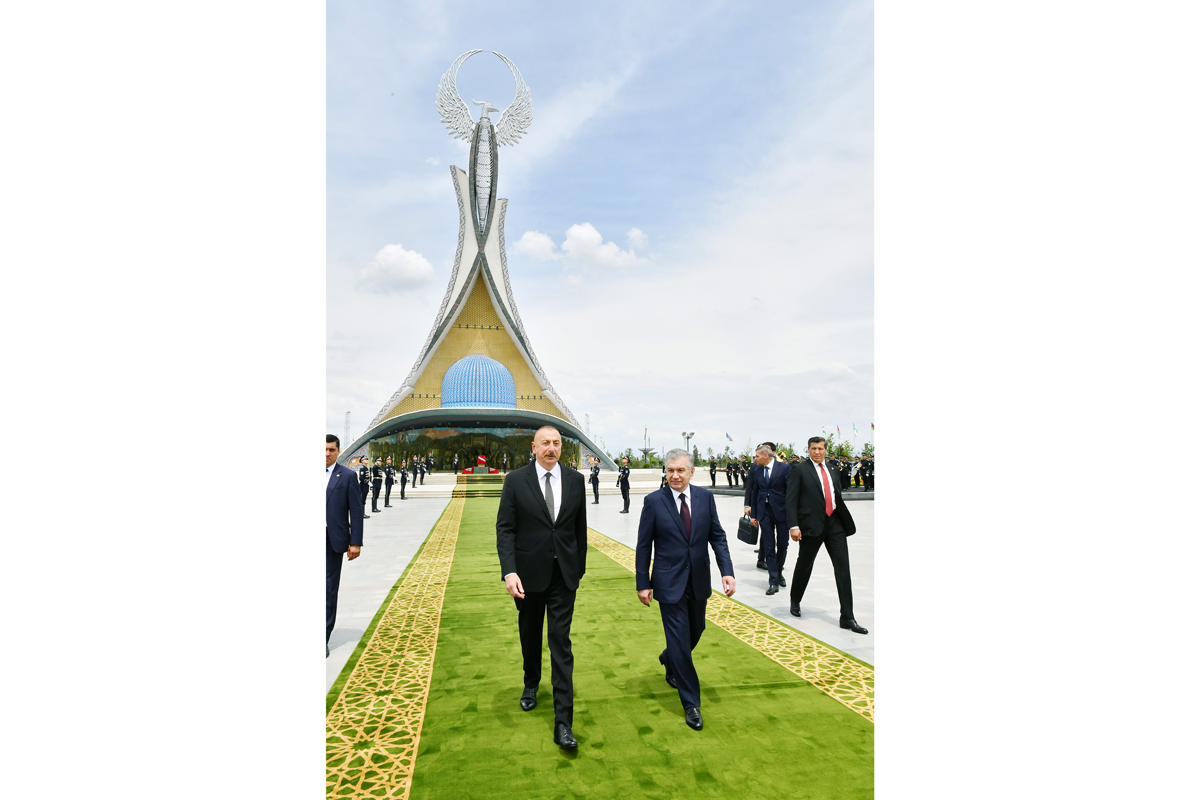 Президент Ильхам Алиев посетил Монумент независимости в Ташкенте