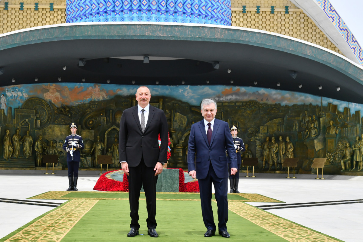 Президент Ильхам Алиев посетил Монумент независимости в Ташкенте