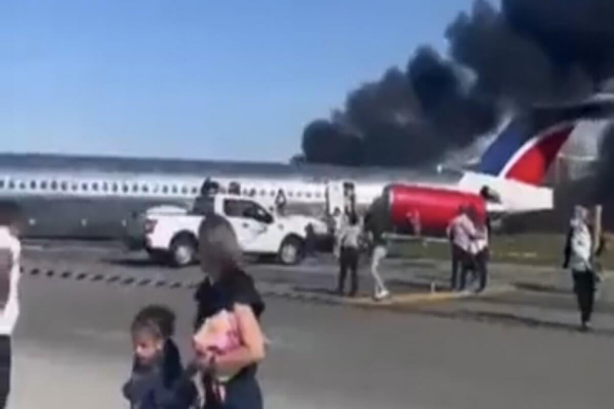 В аэропорту США самолет с 126 пассажирами загорелся при посадке