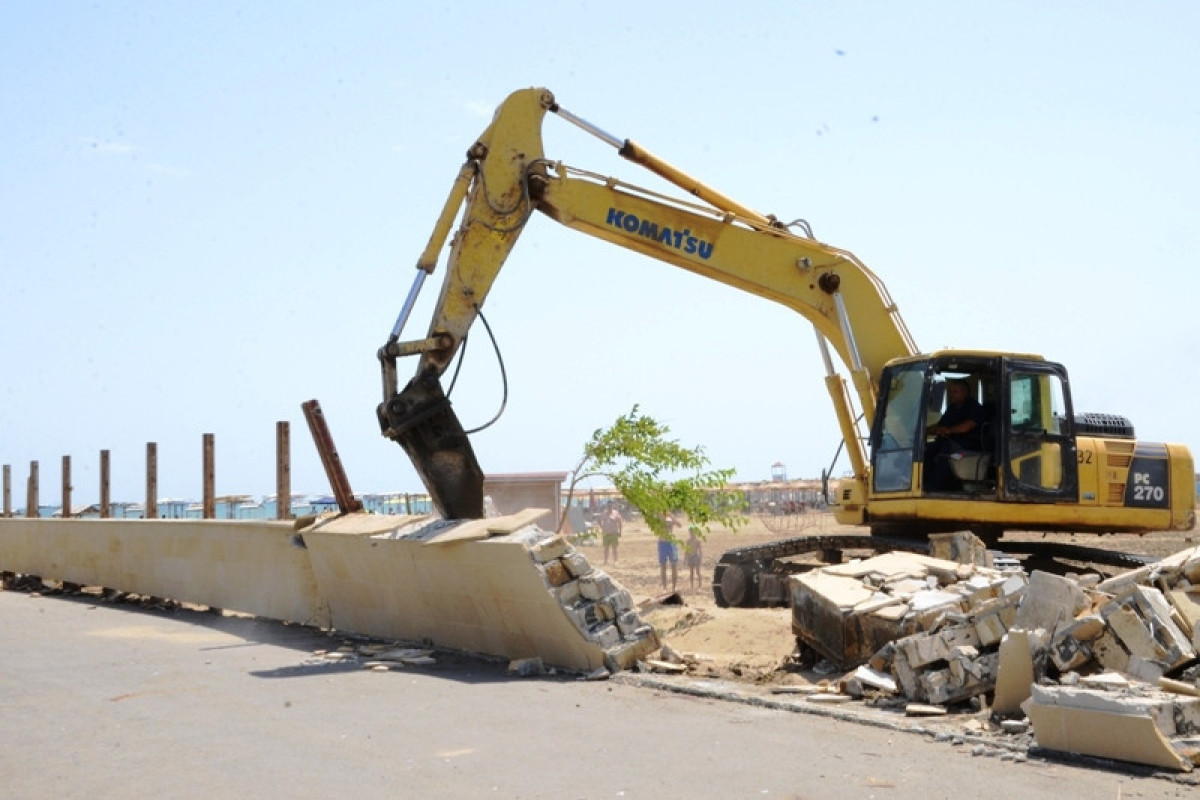 Незаконные ограждения и строения на берегу Каспия сносятся