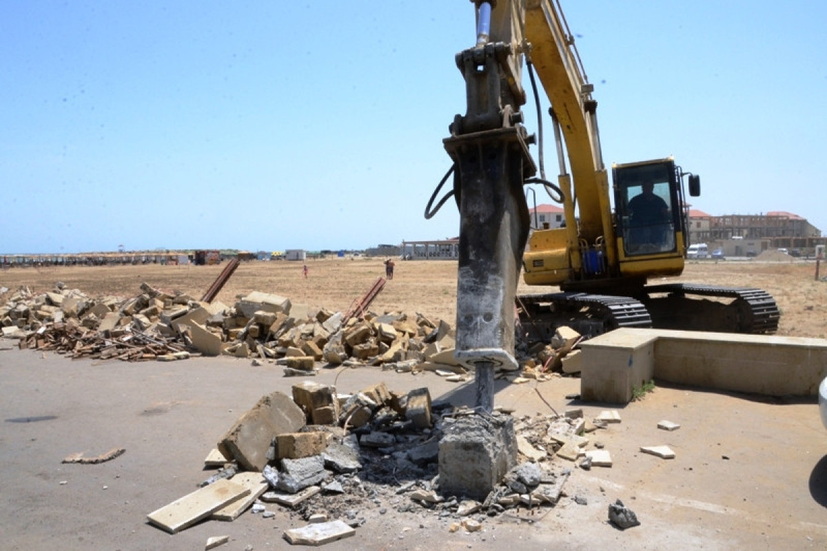 Незаконные ограждения и строения на берегу Каспия сносятся